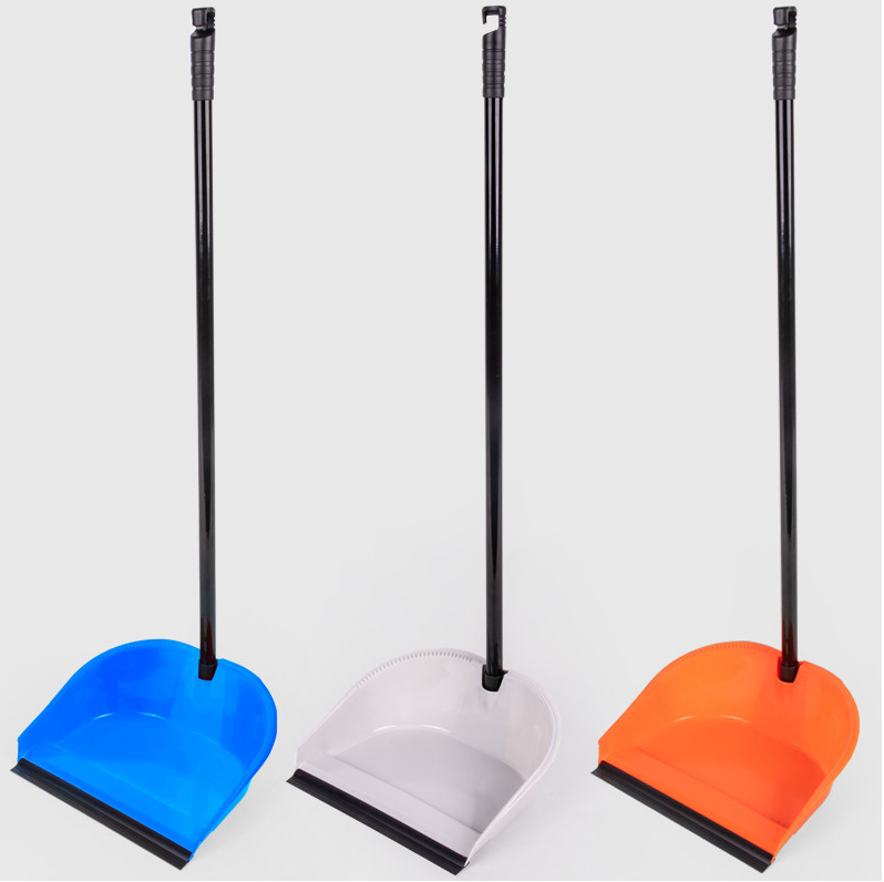 Alzaimmondizie blu, grigio e arancione.