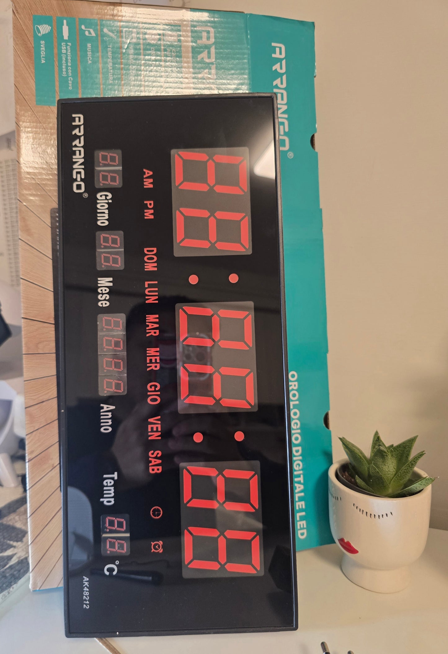 Orologio da parete elettronico smart LED ad alta definizione di grandi dimensioni, orologio da scrivania multifunzionale per casa, ufficio e studenti, che visualizza ora/data/giorno della settimana/temperatura sullo stesso schermo