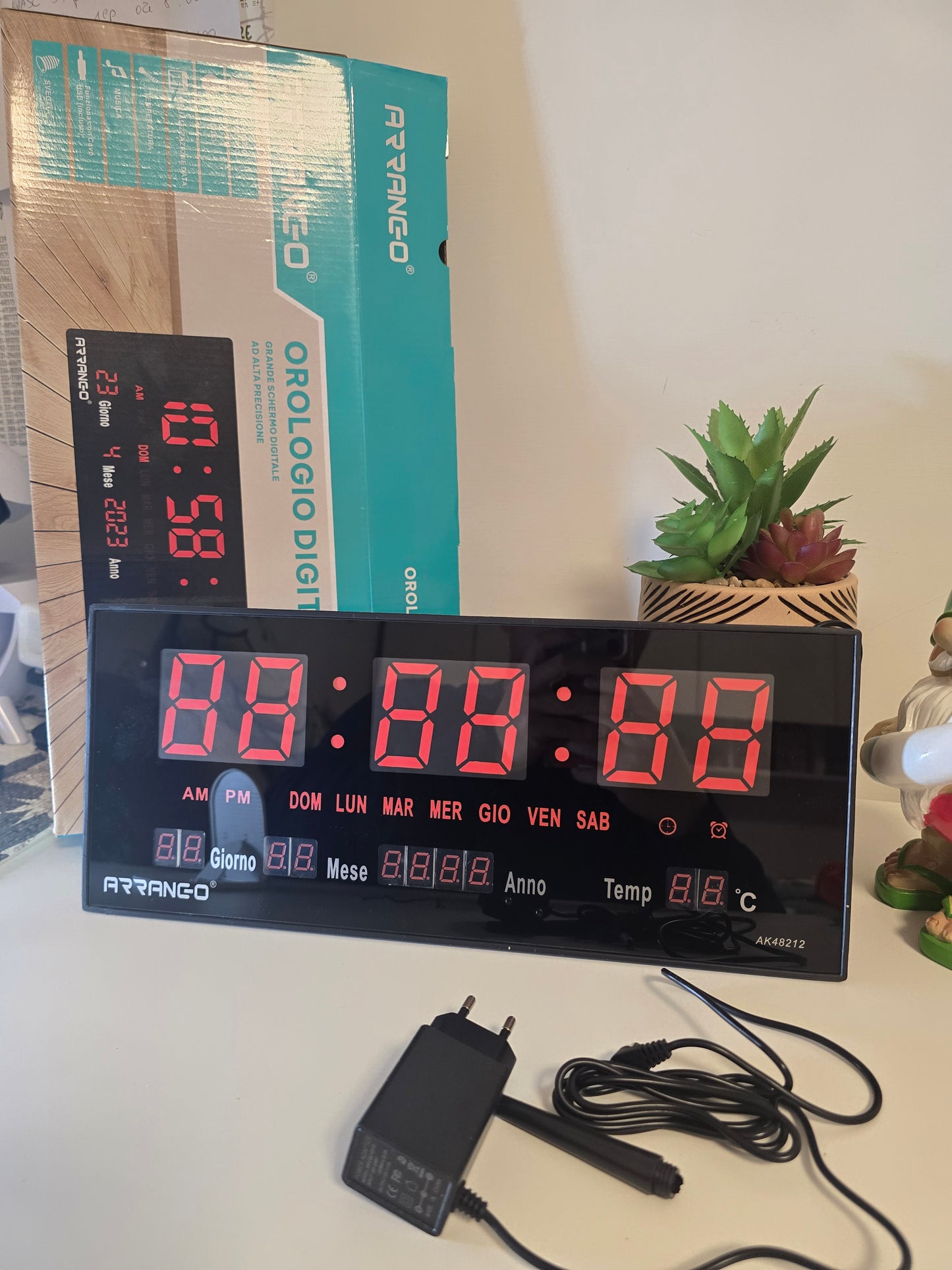 Orologio da parete elettronico smart LED ad alta definizione di grandi dimensioni, orologio da scrivania multifunzionale per casa, ufficio e studenti, che visualizza ora/data/giorno della settimana/temperatura sullo stesso schermo