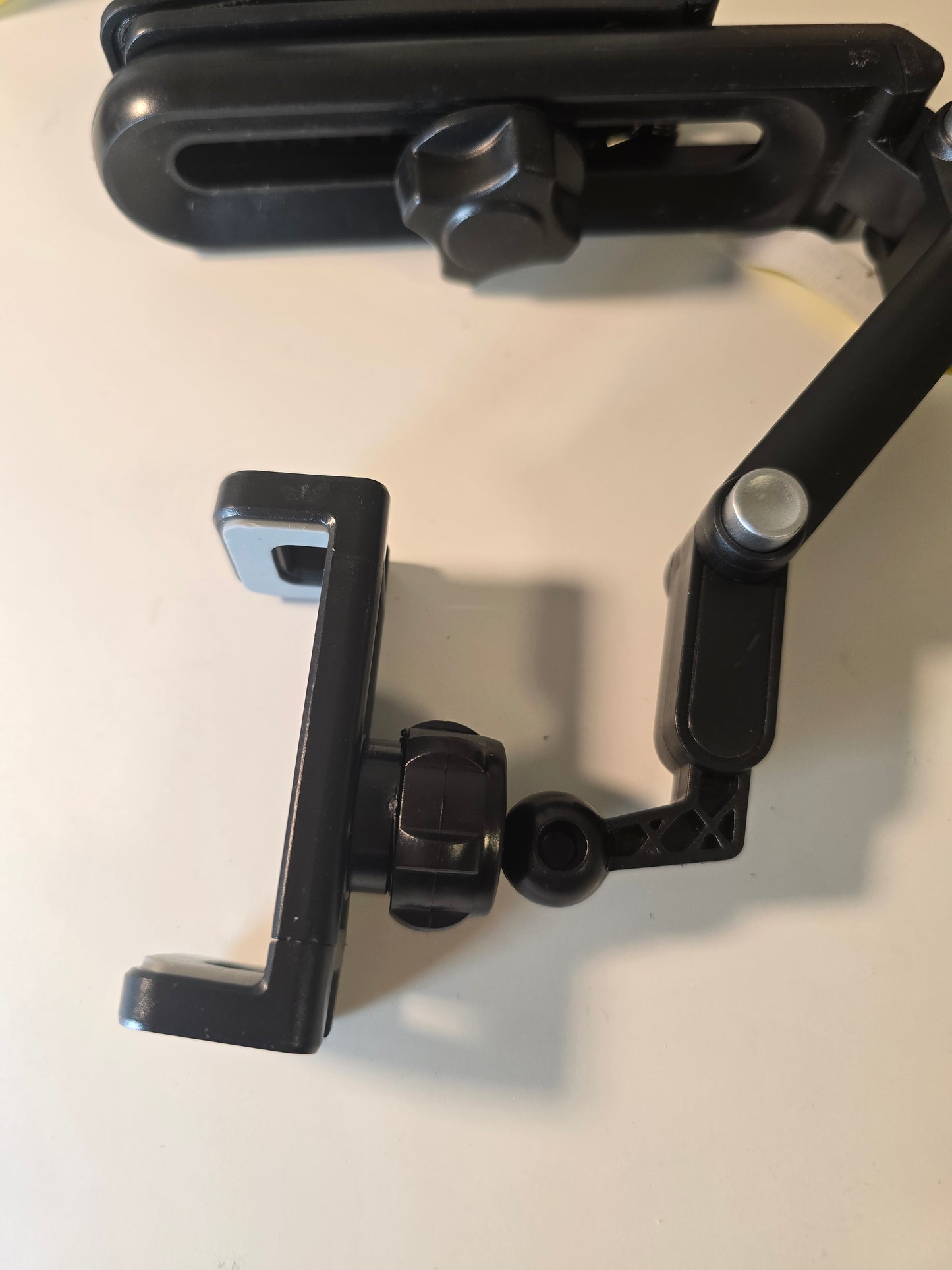 Supporto universale per telefono da auto girevole a 1080°, realizzato in resistente materiale ABS, regolabile per l'uso in camera da letto, cucina e veicolo