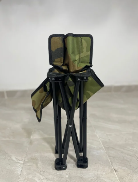 Sedia Pieghevole da Campeggio Portatile  - Sgabello Mimetico con Schienale e Tasca Laterale - Ideale per Pesca, Trekking, Picnic e Outdoor - Carico Max 80kg - Ultra Leggera e Compatta