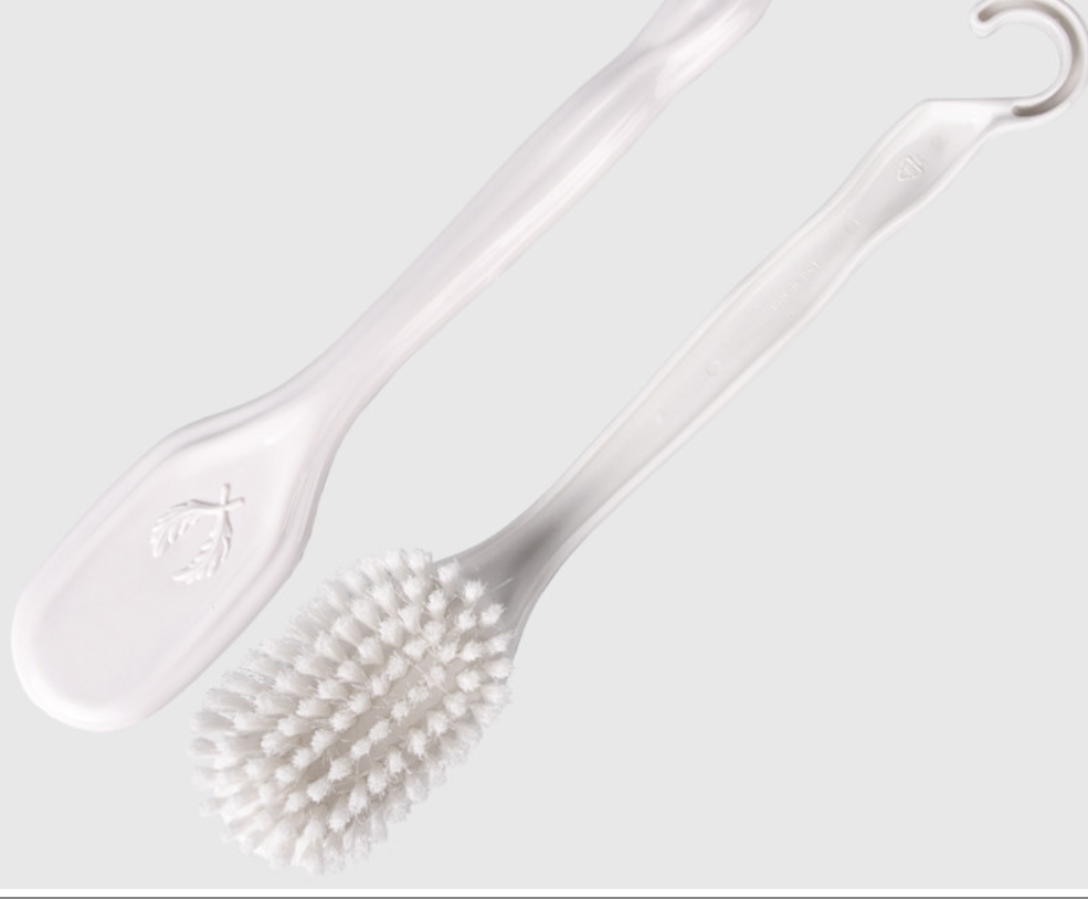 Spazzola lavaschiena Edda è una pratica spazzola in plastica bianca con setole fitte e morbide, ideale per la pulizia della pelle bagnata.