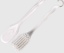 Spazzola lavaschiena Edda è una pratica spazzola in plastica bianca con setole fitte e morbide, ideale per la pulizia della pelle bagnata.