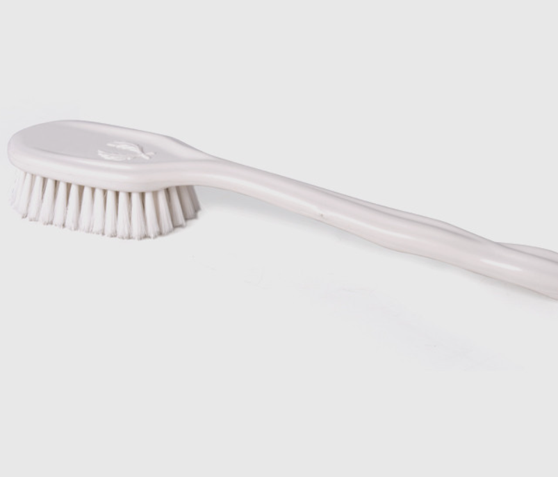 Spazzola lavaschiena Edda è una pratica spazzola in plastica bianca con setole fitte e morbide, ideale per la pulizia della pelle bagnata.