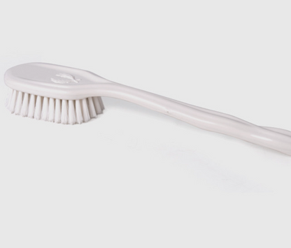 Spazzola lavaschiena Edda è una pratica spazzola in plastica bianca con setole fitte e morbide, ideale per la pulizia della pelle bagnata.