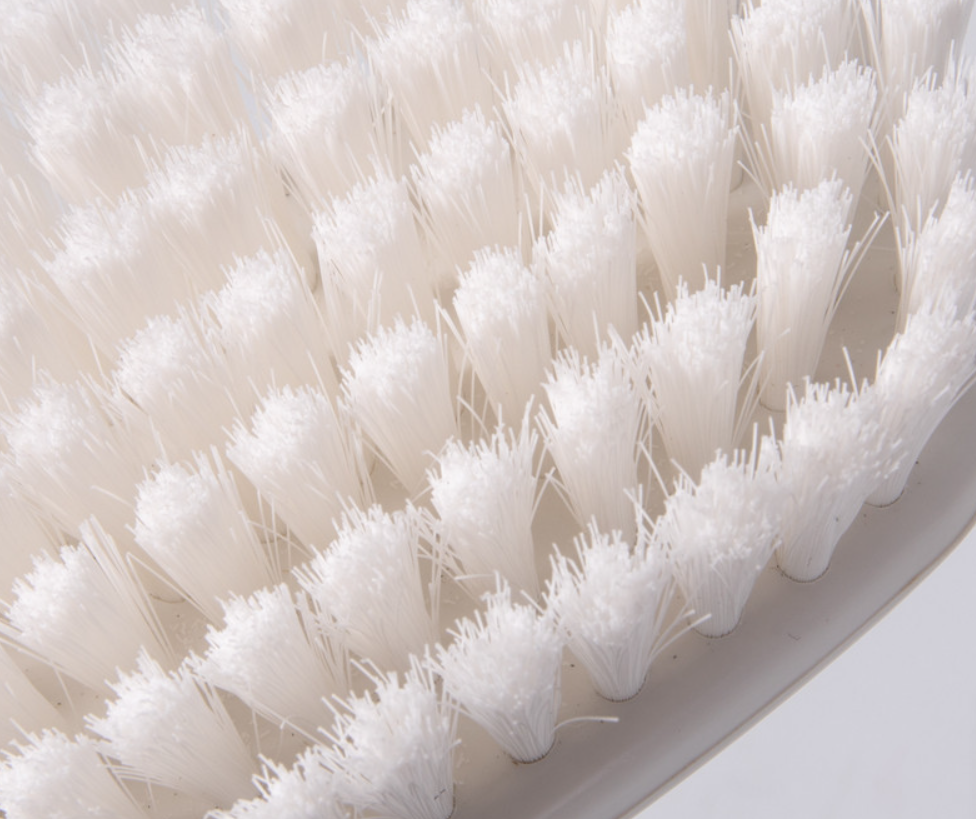Spazzola lavaschiena Edda è una pratica spazzola in plastica bianca con setole fitte e morbide, ideale per la pulizia della pelle bagnata.
