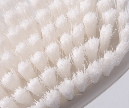Spazzola lavaschiena Edda è una pratica spazzola in plastica bianca con setole fitte e morbide, ideale per la pulizia della pelle bagnata.