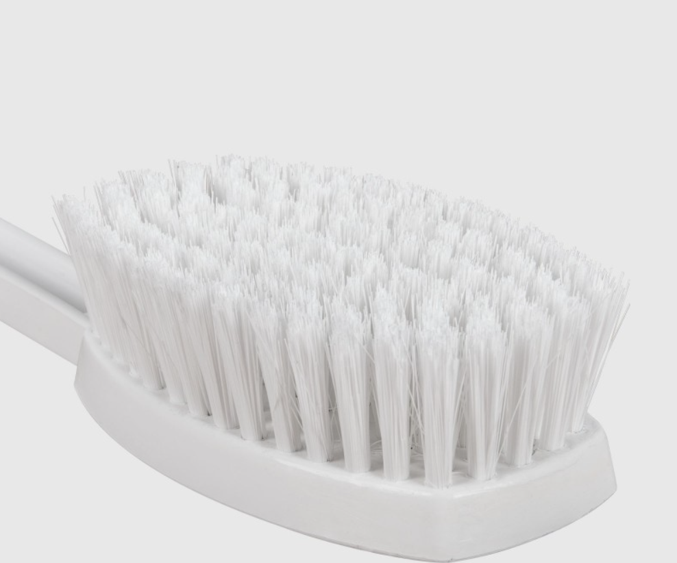 Spazzola lavaschiena Edda è una pratica spazzola in plastica bianca con setole fitte e morbide, ideale per la pulizia della pelle bagnata.