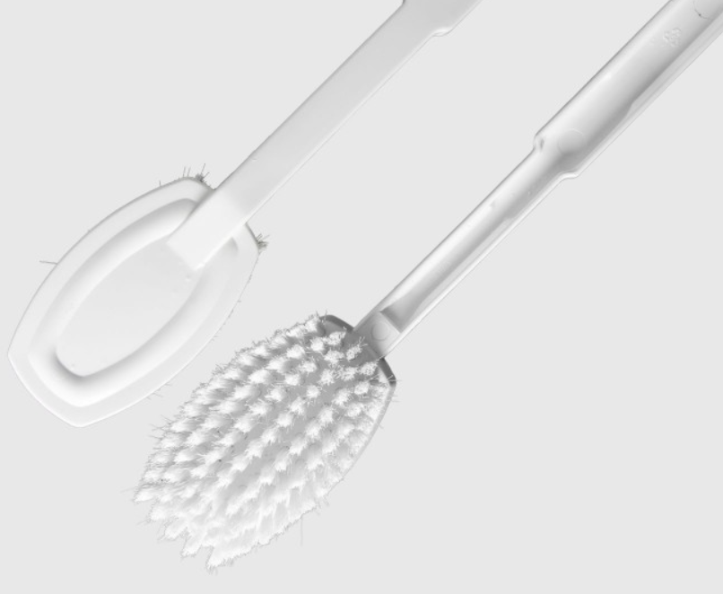 Spazzola lavaschiena Edda è una pratica spazzola in plastica bianca con setole fitte e morbide, ideale per la pulizia della pelle bagnata.