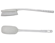 Spazzola lavaschiena Edda è una pratica spazzola in plastica bianca con setole fitte e morbide, ideale per la pulizia della pelle bagnata.
