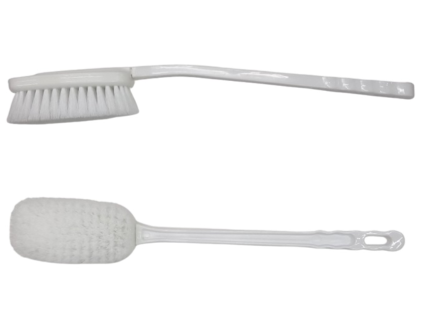 Spazzola lavaschiena Edda è una pratica spazzola in plastica bianca con setole fitte e morbide, ideale per la pulizia della pelle bagnata.
