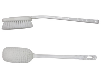 Spazzola lavaschiena Edda è una pratica spazzola in plastica bianca con setole fitte e morbide, ideale per la pulizia della pelle bagnata.