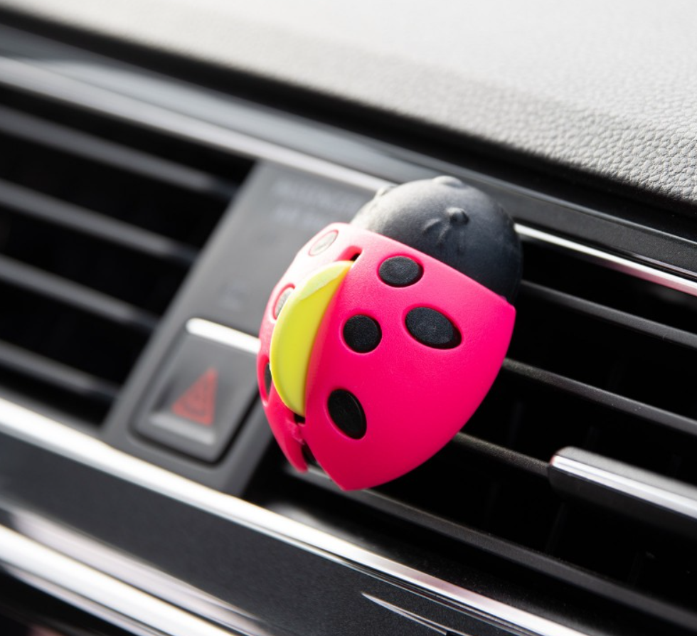 Deodorante Auto Combo Ladybug è pensato per profumare l’abitacolo grazie al pratico aggancio alle alette della bocchetta dell’aria