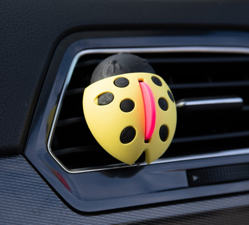 Deodorante Auto Combo Ladybug è pensato per profumare l’abitacolo grazie al pratico aggancio alle alette della bocchetta dell’aria