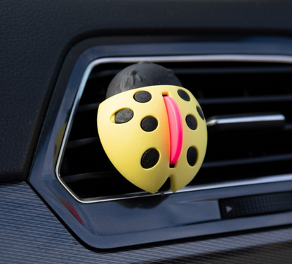 Deodorante Auto Combo Ladybug è pensato per profumare l’abitacolo grazie al pratico aggancio alle alette della bocchetta dell’aria