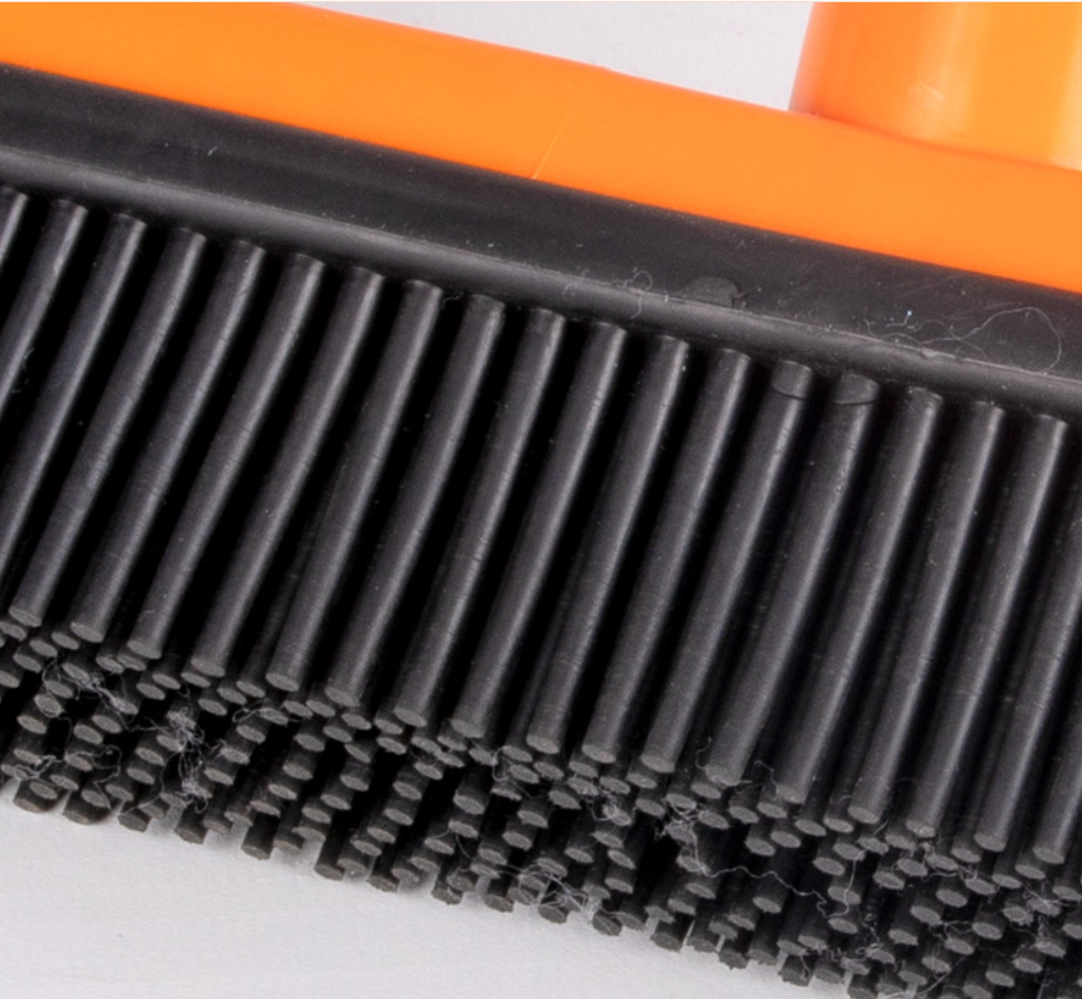 Scopa Rubber è una scopa per interni con setole in gomma e tira acqua.