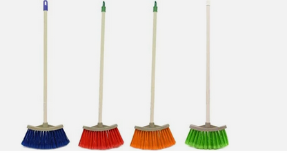 La Briantina Mini Scopa per Bambini, con Setole Piumate, Altezza del Manico 65 cm, Colore Casuale
