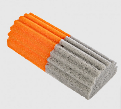 Spugna Brillà Bicchieri è realizzata in 100% poliuretano ed è particolarmente indicata per la pulizia di bicchieri lunghi grazie alla sua forma che consente di raggiungere facilmente in fondo