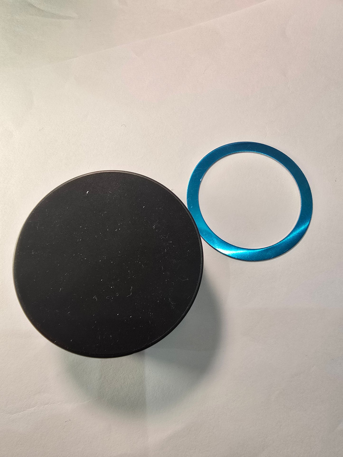 Supporto Magnetico per Telefono Super Forte, Lega di Alluminio Aggiornata, Design Pieghevole e Rotabile a 360°, Dotato di Ventosa a Vuoto, Perfetto per Cruscotti Auto, Piastrelle del Bagno e Superfici in Vetro