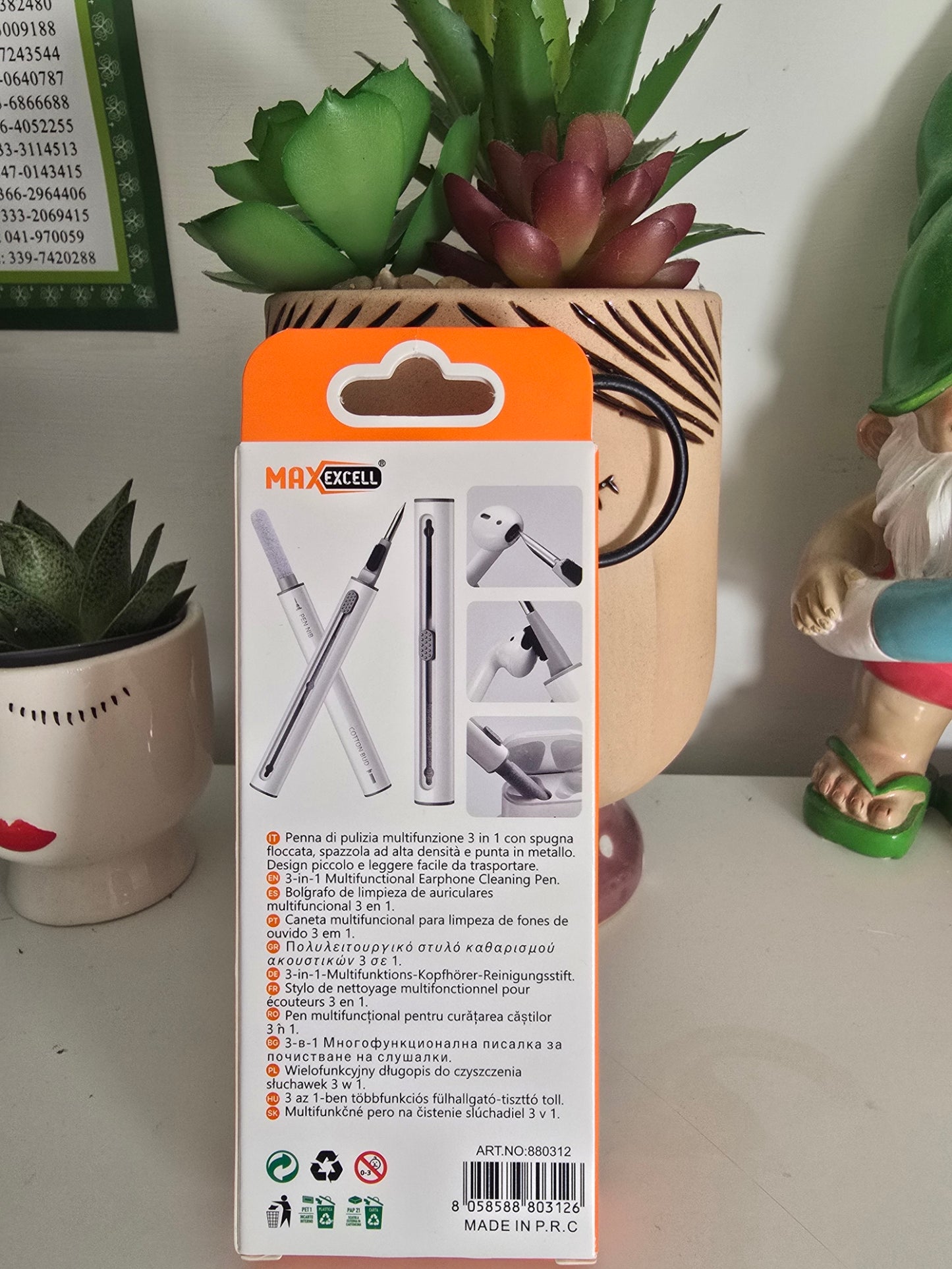 Portable pen for cleaning earphones and keyboards, compatible with headphones, smartphones, tablets, and laptops, compact tool for residue removal and earphone maintenance