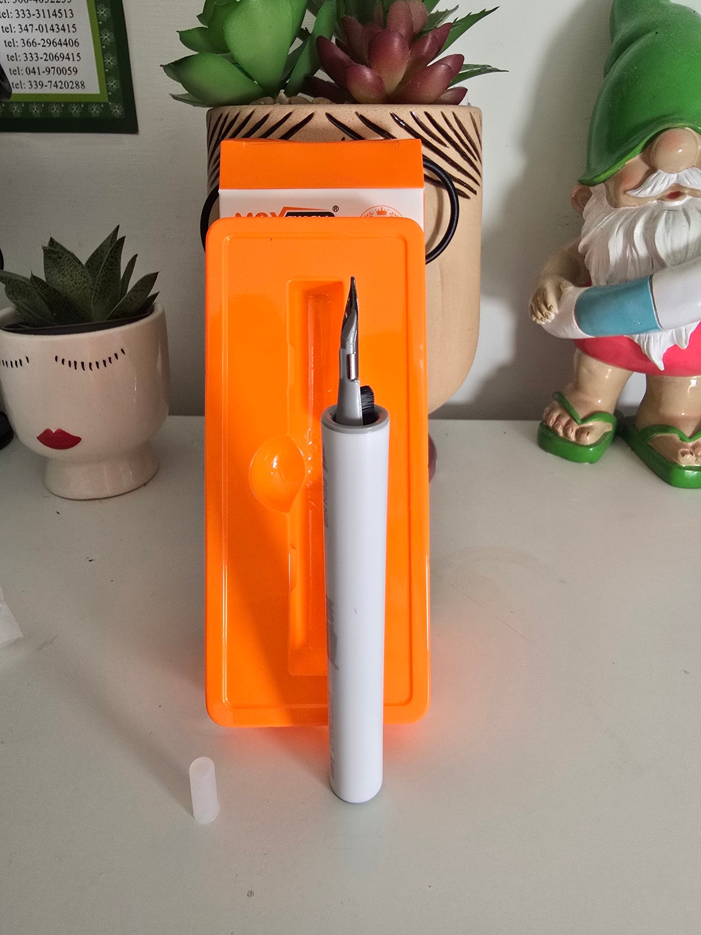 Portable pen for cleaning earphones and keyboards, compatible with headphones, smartphones, tablets, and laptops, compact tool for residue removal and earphone maintenance