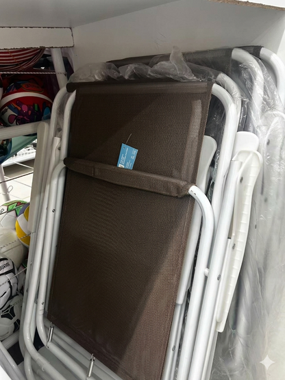 Sedia da Mare Pieghevole con Braccioli - Struttura in Metallo Bianco e Tessuto Marrone - Dimensioni: 52x48x86H cm - Capacità Massima: 100 kg - Sedia da Campeggio e Giardino Leggera e Portatile